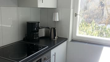 冷蔵庫、電子レンジ、オーブン、コンロ