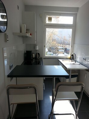 ثلاجة، ميكروويف، فرن، موقد طهي مسطح