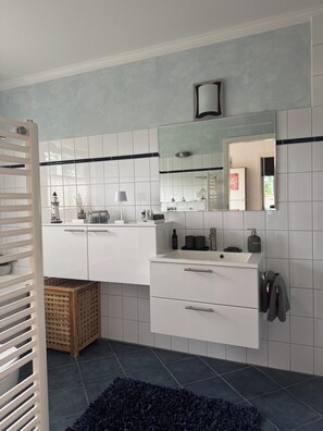 وحدات دش مع أحواض استحمام، مجففات شعر، مناشف، صابون