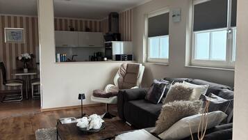 Smart TV, DVD player, books, stereo