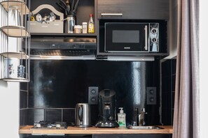 Réfrigérateur, micro-ondes, plaque de cuisson, cafetière/bouilloire