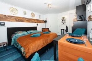 1 bedroom, travel cot, free WiFi, bed sheets - appartment for 2 people in the center and near the beach (Westkapelle)