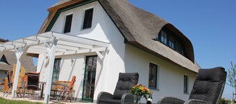 Groot huis met rieten dak in Zierow in de buurt van de Hanzestad Wismar 