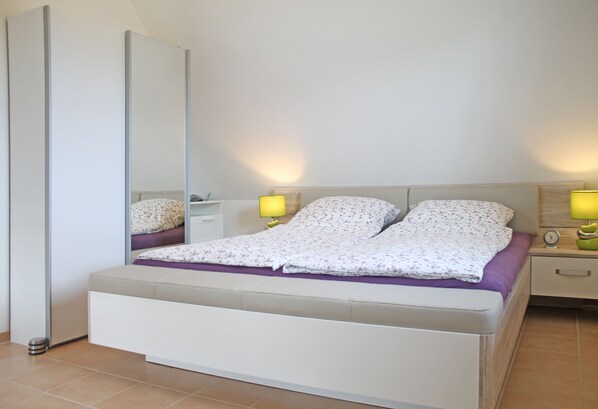 3 bedrooms, iron/ironing board, free WiFi, bed sheets