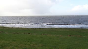 Una playa cerca, sillas reclinables de playa