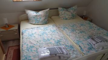 2 habitaciones, tabla de planchar con plancha y cuna de viaje