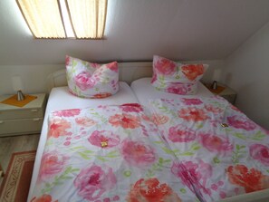 2 bedrooms, iron/ironing board, travel cot, free WiFi