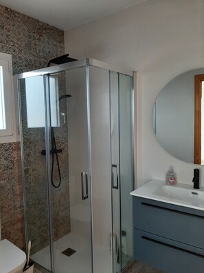 Dusche, Haartrockner, Handtücher, Seife