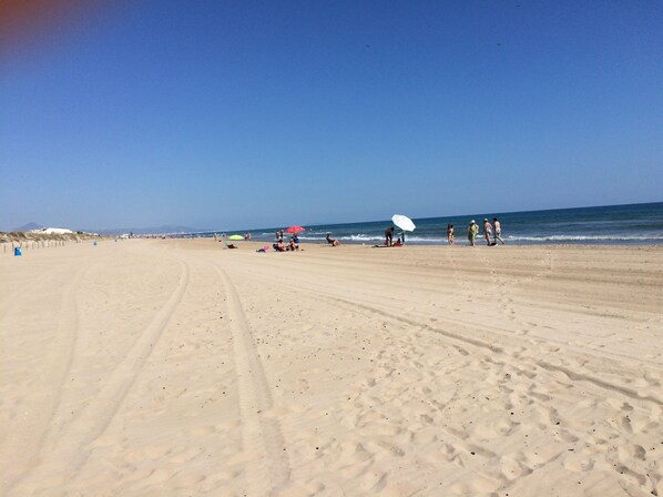 Accommodatie ligt op het strand, ligstoelen