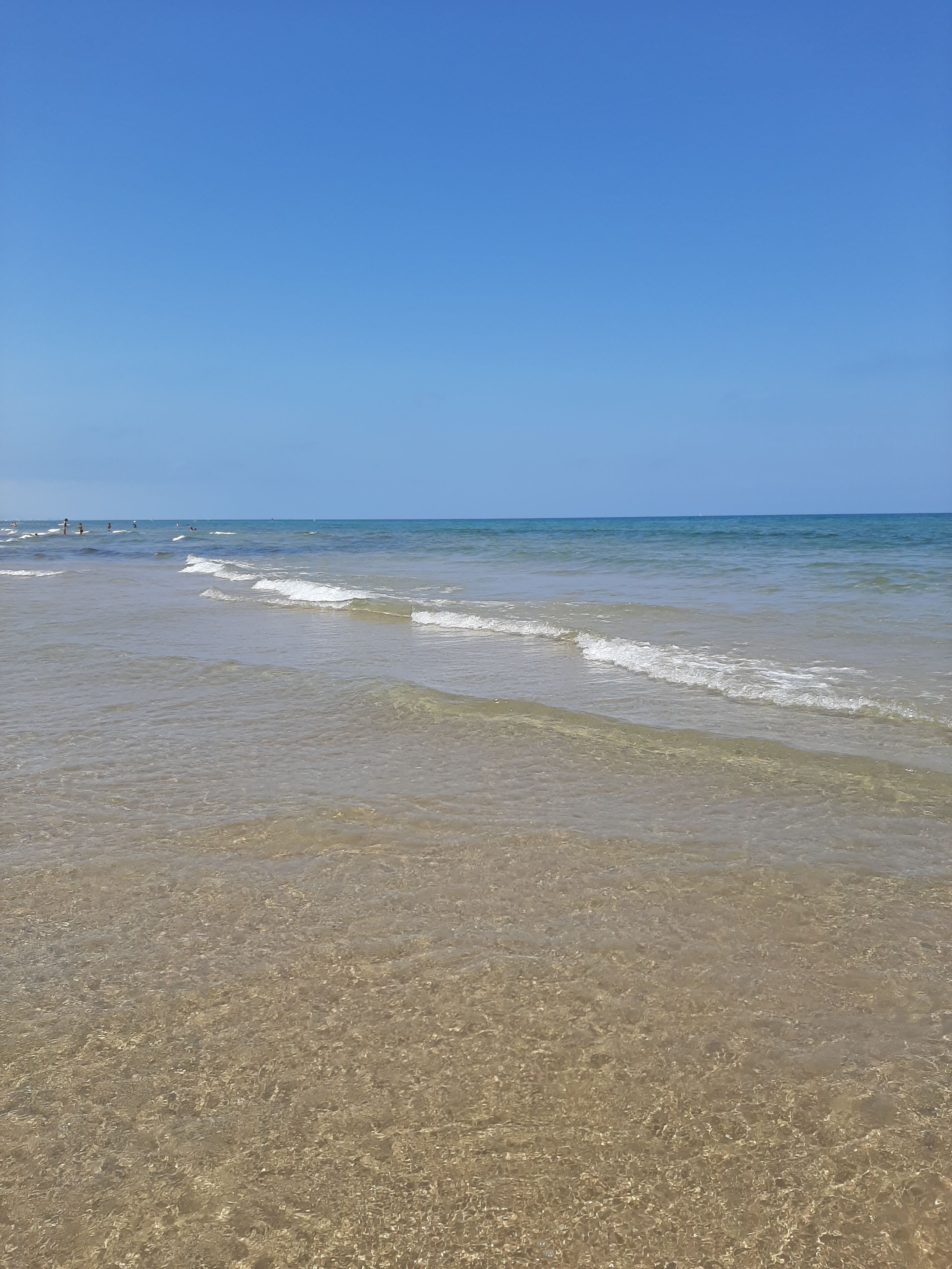 En la playa y camastros 