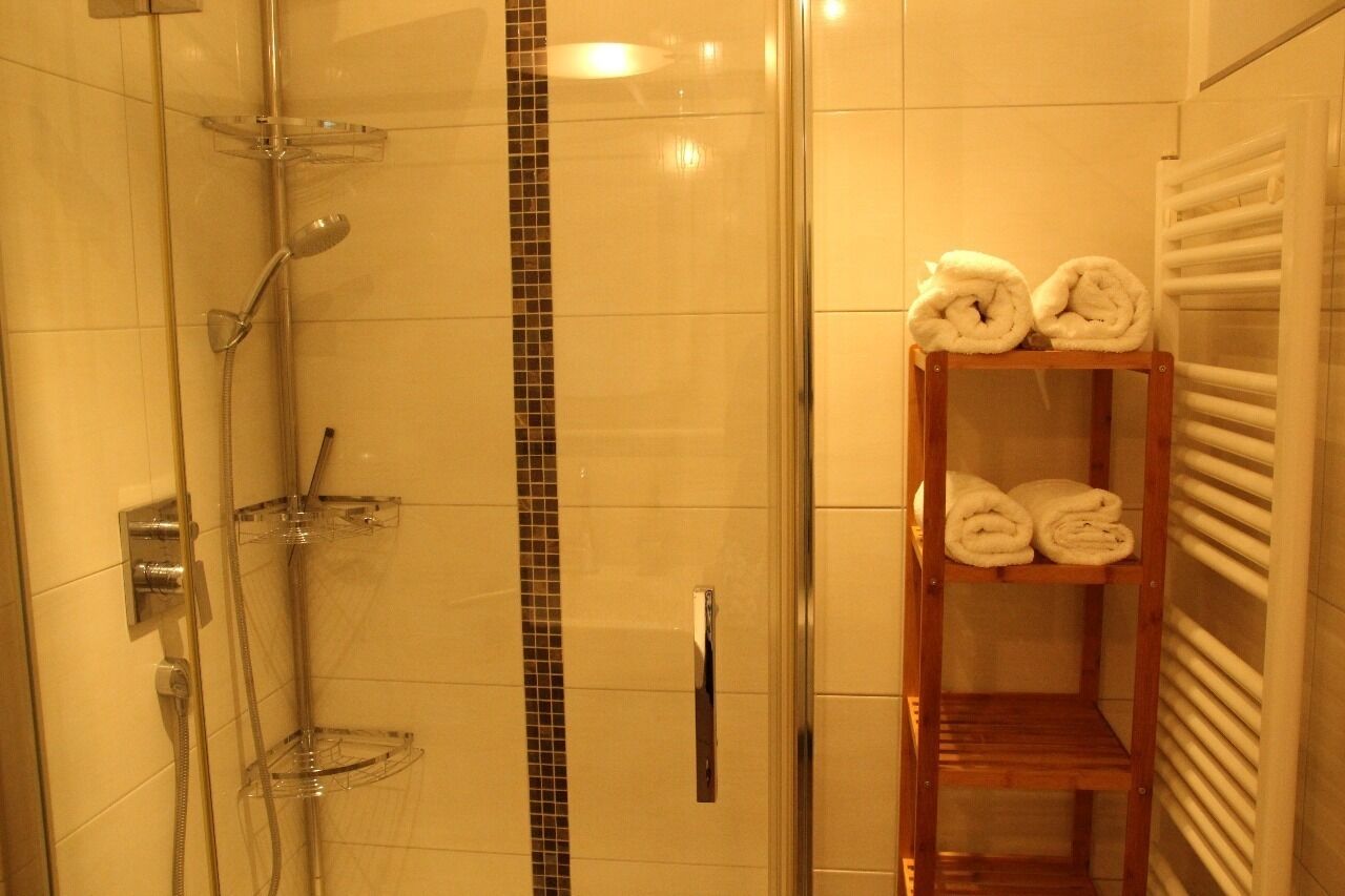 Douche, sèche-cheveux, serviettes fournies