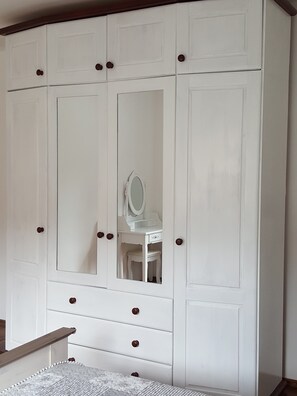 1 slaapkamer, een strijkplank/strijkijzer, gratis wifi, beddengoed