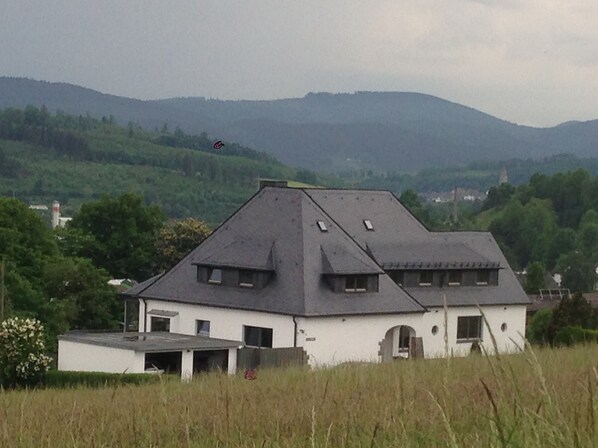 Exterior - in a beautiful country house, luxury refurbishment, right on the forest + near the golf course (Schmallenberg-Gleidorf)