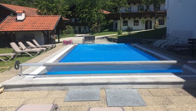 Including sauna, indoor pool outdoor pool + ski slope nearby! Up to 6 persons