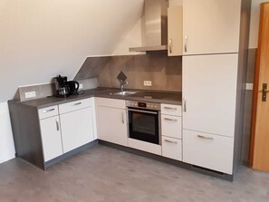 Frigorífico, microondas, horno y placa de cocina