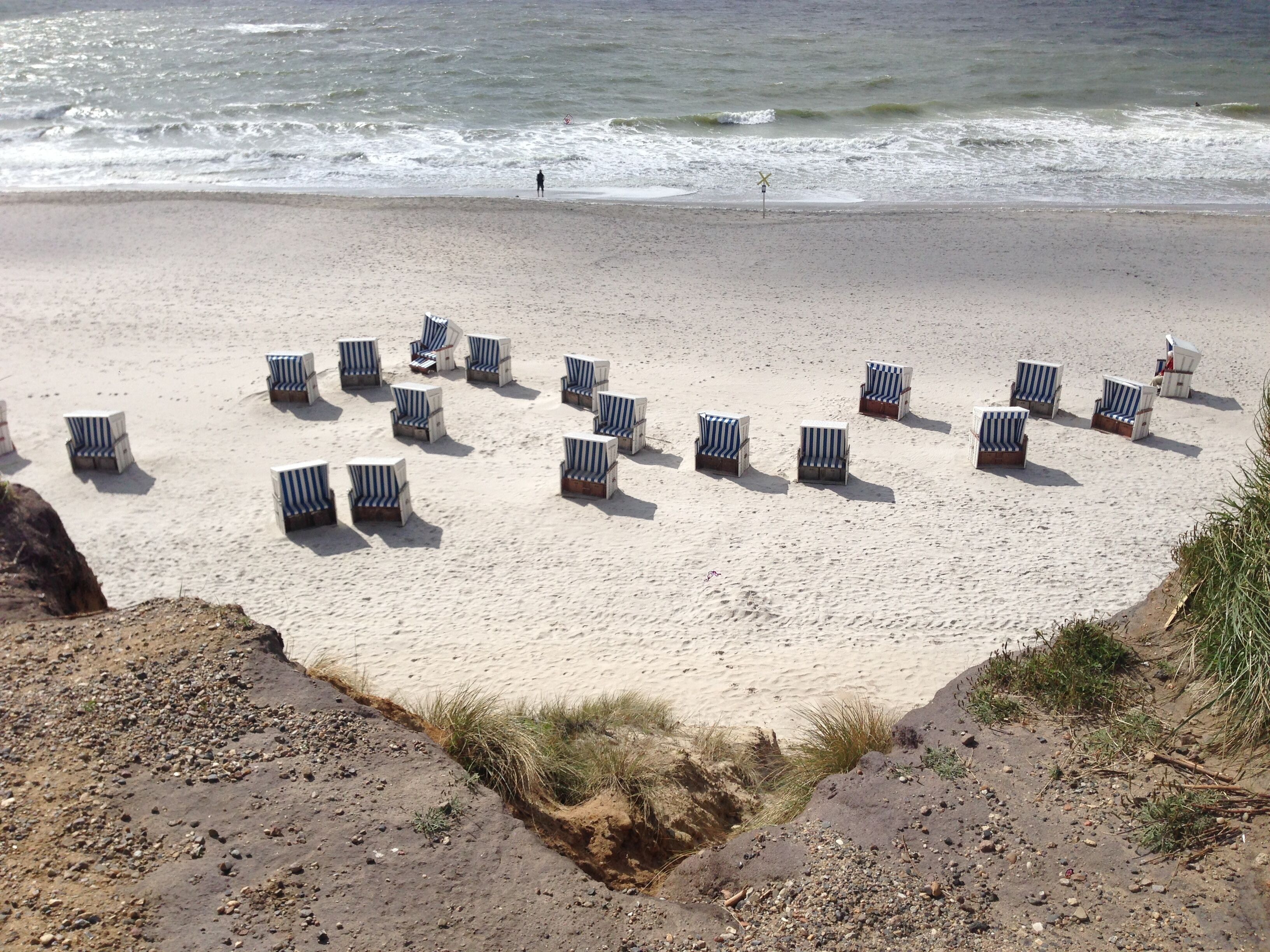 Una playa cerca, sillas reclinables de playa