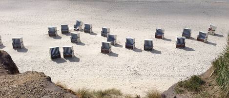 بالقرب من الشاطئ، كراسي للتشمس