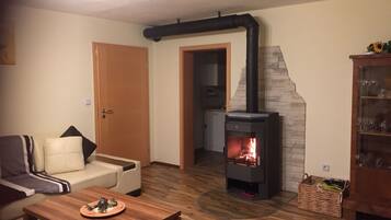 Een televisie en een open haard