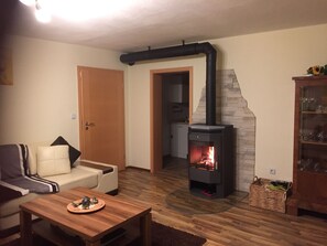 Een televisie en een open haard