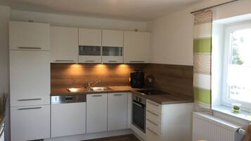 Een koelkast, een oven, een kookplaat, een vaatwasser