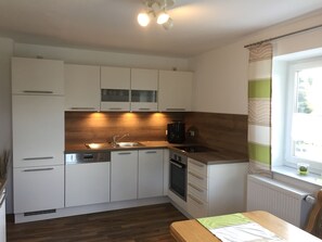 Een koelkast, een oven, een kookplaat, een vaatwasser