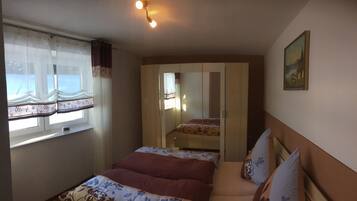 3 slaapkamers, een strijkplank/strijkijzer, gratis wifi, beddengoed