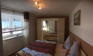 3 slaapkamers, een strijkplank/strijkijzer, gratis wifi, beddengoed