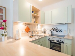 Kylskåp, ugn, diskmaskin och barnstol