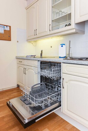 Kühlschrank, Mikrowelle, Ofen, Geschirrspüler