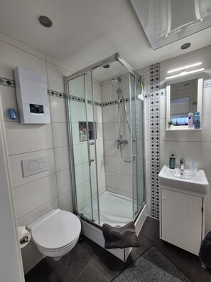 Dusche, Haartrockner, Handtücher, Seife