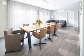 Meeting facility - Villa Rosch, WiFi, SKY HD, air-conditioned / ventilation / 4SZ / 2BZ / natural / luxury /  (Norderney)