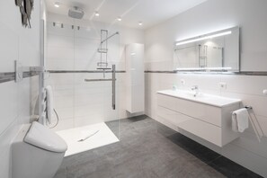 Shower, hair dryer, towels, toilet paper - Villa Rosch, WiFi, SKY HD, air-conditioned / ventilation / 4SZ / 2BZ / natural / luxury /  (Norderney)