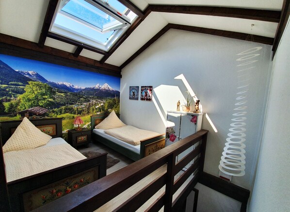 2 dormitorios, tabla de planchar con plancha, cuna de viaje