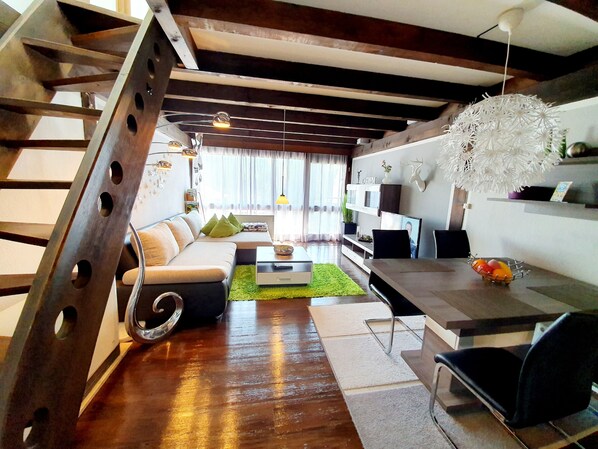 Smart-TV, DVD-Player, Bücher, Stereoanlage