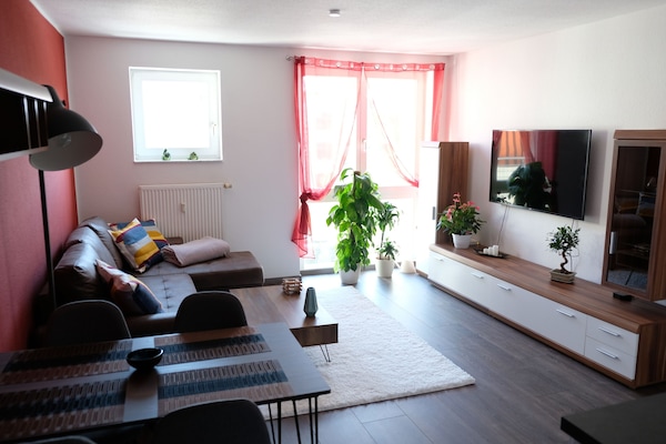 Helles Wohnzimmer mit anschließender Wohnküche