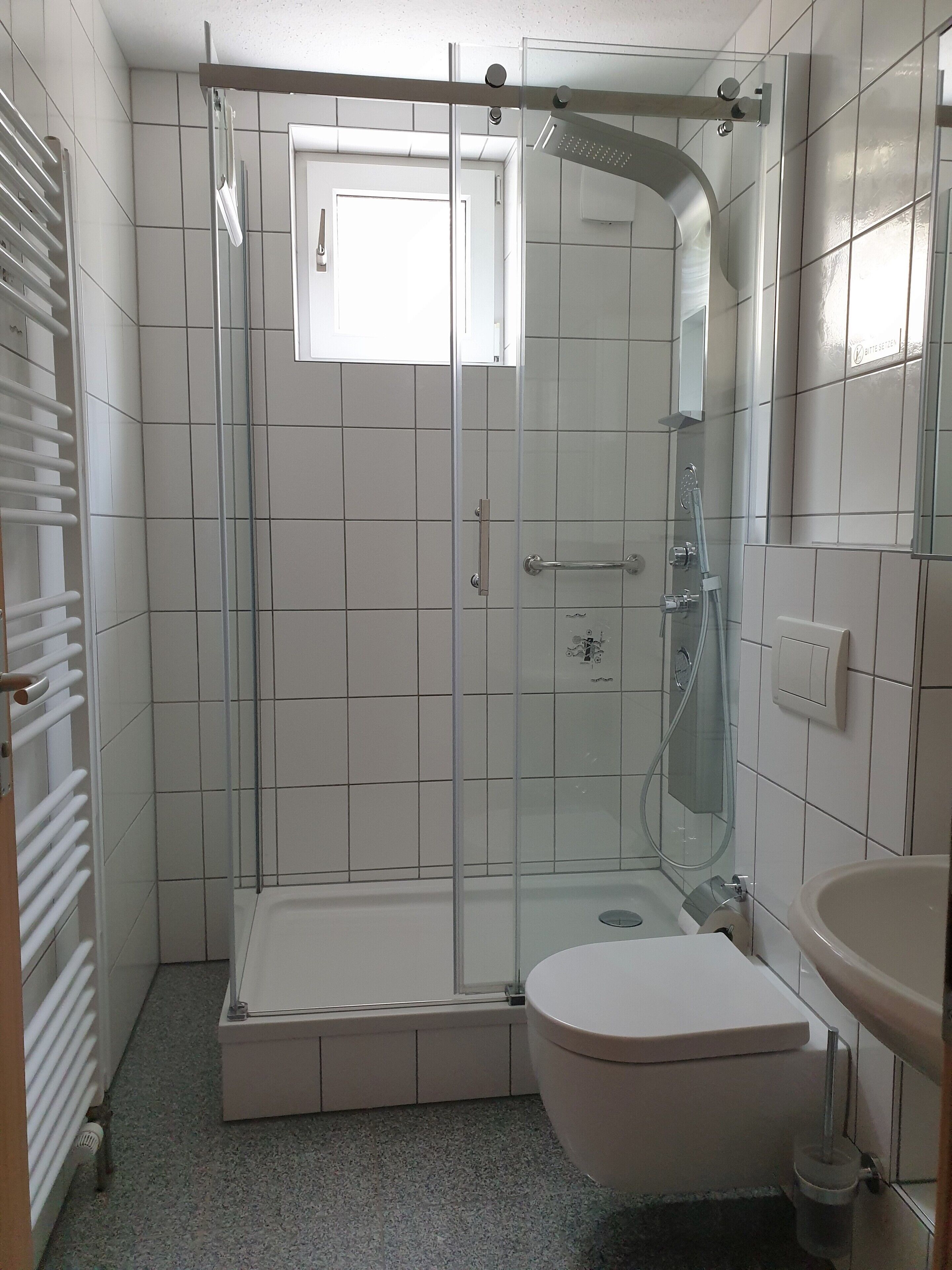 Douche, serviettes fournies, savon, papier toilette