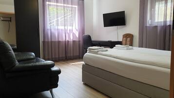 2 bedrooms, desk, iron/ironing board, free WiFi