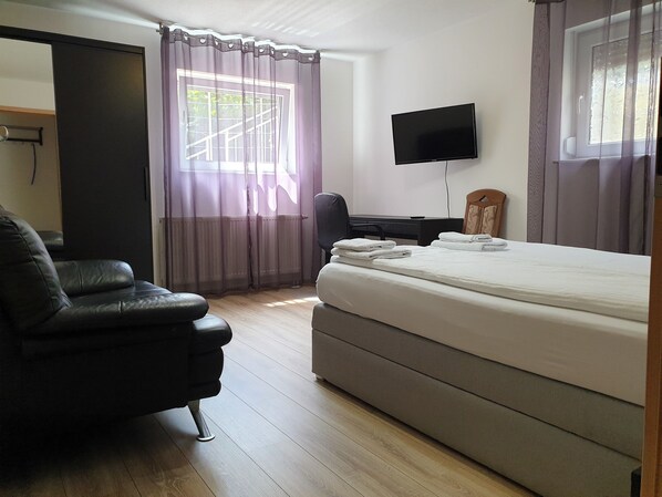 2 Schlafzimmer, Schreibtisch, Bügeleisen/Bügelbrett, kostenloses WLAN