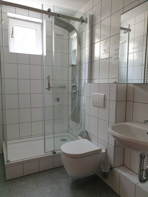 Douche, serviettes fournies, savon, papier toilette