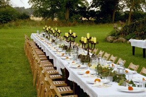 Outdoor banquet area - Room in an old manor with an artistic atmosphere (neukalen)