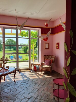 Interior - Room in an old manor with an artistic atmosphere (neukalen)
