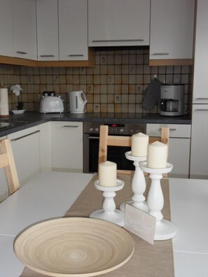 Fridge, microwave, oven, stovetop - Large holiday home f. Nature lovers, hikers. Mountain bikers, fun pool visitors ... (Plettenberg)