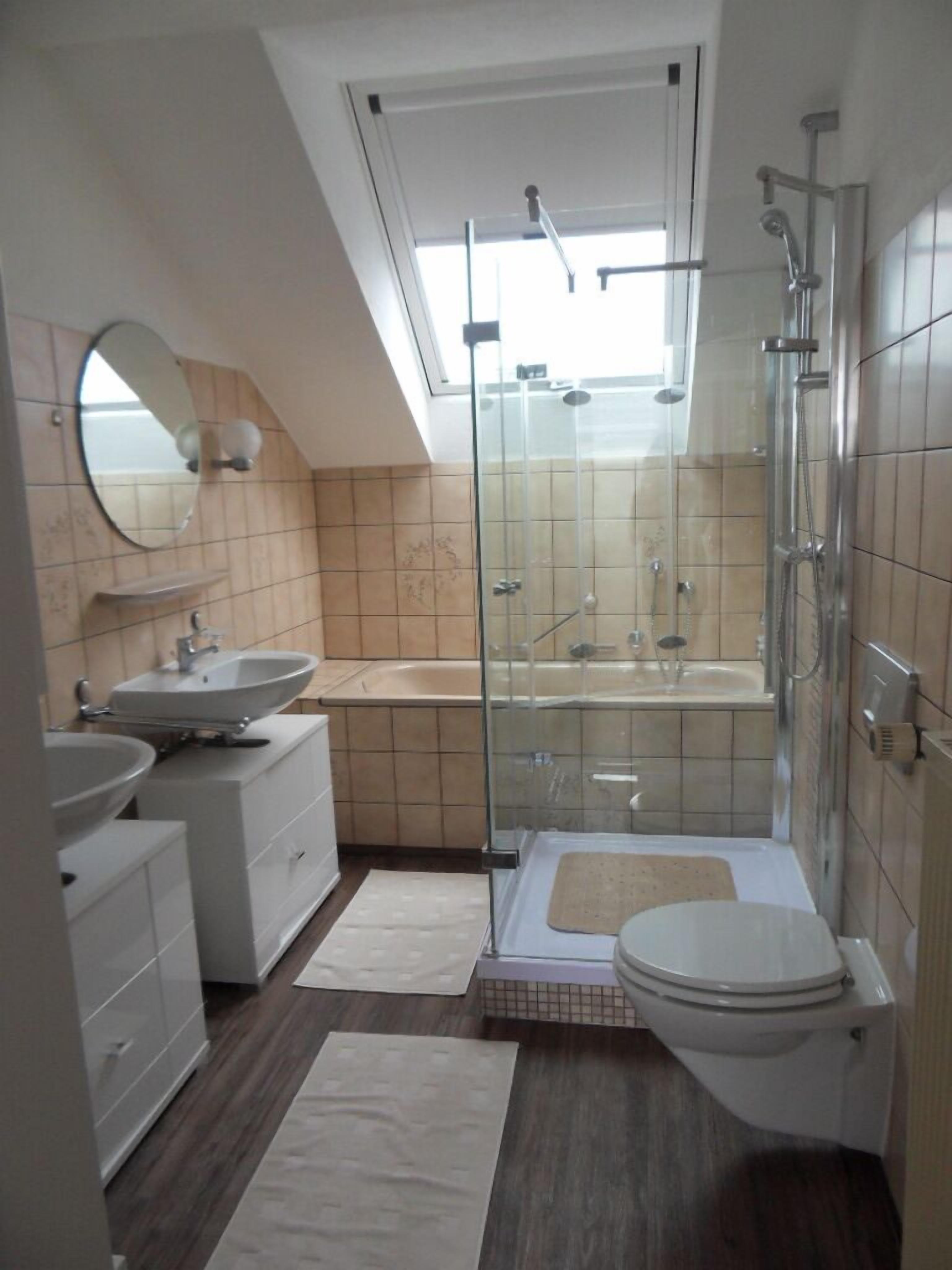Ensemble douche/baignoire, sèche-cheveux, serviettes fournies, savon
