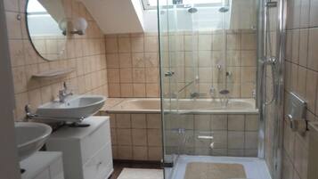 Ensemble douche/baignoire, sĂšche-cheveux, serviettes fournies, savon