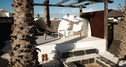 Hermosa villa con impresionantes jardines, piscina y vistas al mar