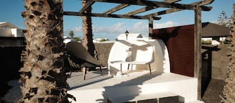 Fantastic villa with breathtaking outdoor area, pool and sea view