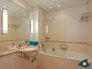 Douche, sèche-cheveux, serviettes fournies
