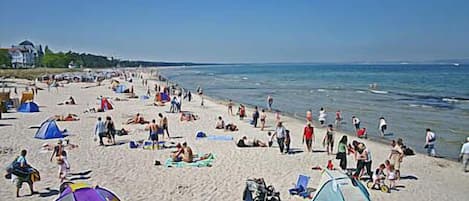 Sulla spiaggia, lettini da mare