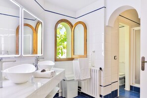 Baignoire, sèche-cheveux, bidet, serviettes fournies