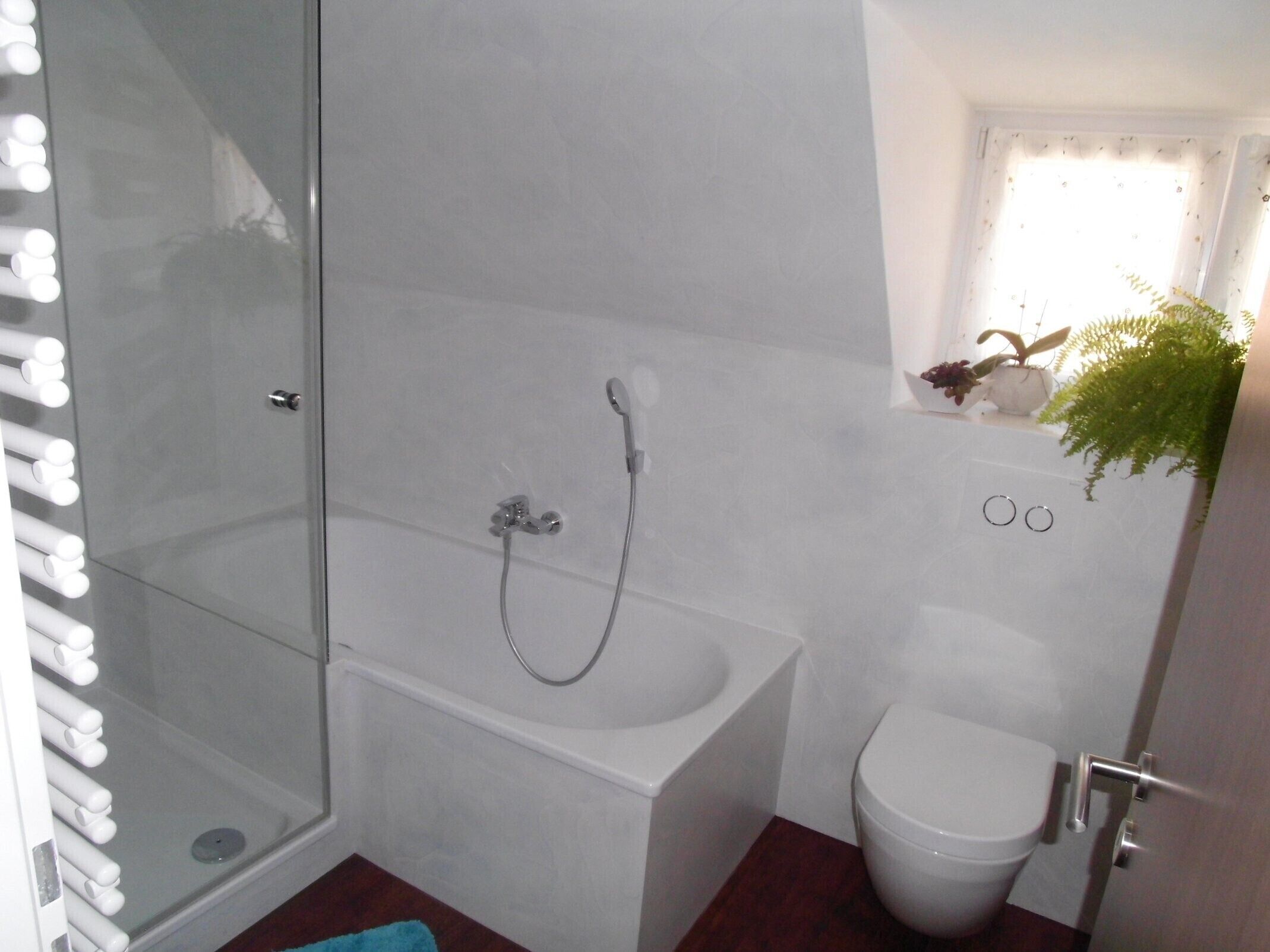 Baignoire, sèche-cheveux, serviettes fournies, savon